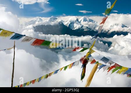 Blick von Langtang nach Ganesh Himal mit Gebetsfahnen - Nepal Stockfoto