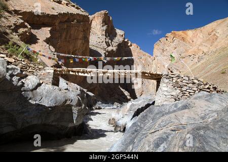 Canyon mit Brücke - Blick vom Zanskar Trek - Ladakh - Jammu und Kaschmir - Indien Stockfoto