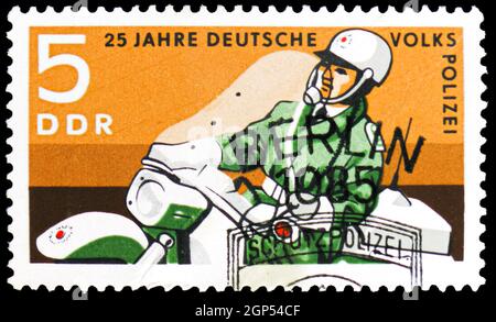 MOSKAU, RUSSLAND - 5. AUGUST 2021: In Deutschland gedruckte Briefmarke zeigt Motorradpatrouille, Polizeiserie, um 1970 Stockfoto