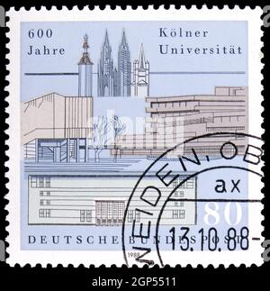 MOSKAU, RUSSLAND - 5. AUGUST 2021: Die in Deutschland gedruckte Briefmarke zeigt Universitätsgebäude und Wahrzeichen der Stadt, um 1988 Stockfoto