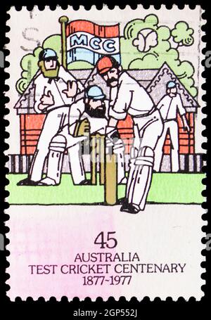 MOSKAU, RUSSLAND - 5. AUGUST 2021: Die in Australien gedruckte Briefmarke zeigt Australien Test Cricket - Batsman und Keeper, 100 Jahre Australien-England Stockfoto