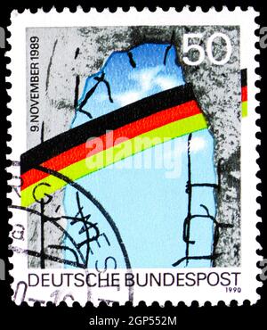 MOSKAU, RUSSLAND - 5. AUGUST 2021: Die in Deutschland gedruckte Briefmarke zeigt nationale Farben, die Breach in the Berlin Wall, Serie, um 1990 umspannen Stockfoto