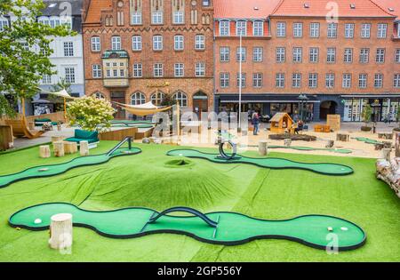 Minigolfplatz auf dem zentralen Marktplatz von Viborg, Dänemark Stockfoto