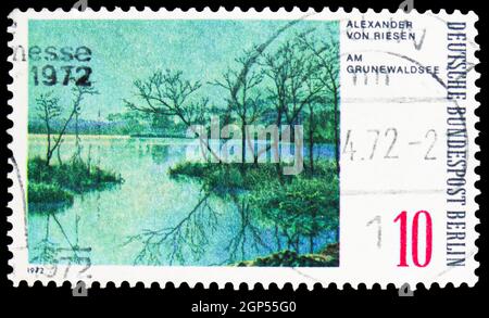 MOSKAU, RUSSLAND - 5. AUGUST 2021: Briefmarke gedruckt in Deutschland, Berlin, zeigt Grunewaldsee, Gemälde: Berlin Landscapes Serie, um 1972 Stockfoto