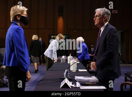Die US-Senatorin Elizabeth Warren (Demokratin von Massachusetts) spricht mit dem Vorsitzenden der US-Notenbank, Jerome Powell, während einer Anhörung des Ausschusses für Banken, Wohnungsbau und Stadtangelegenheiten des Senats zum CARES Act am 28. September 2021 im Hart Senate Office Building in Washington, DC. Die Anhörung untersuchte die Auswirkungen und Ergebnisse des Coronavirus Aid, Relief, and Economic Security Act, auch bekannt als CARES ACT.Quelle: Kevin Dietsch/Pool via CNP /MediaPunch Stockfoto