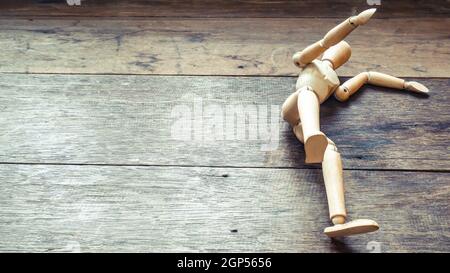 Herunterfallende Holzfiguren. Herbstkonzept. Unternehmen. Leben. Hintergrund der Fehleridee Stockfoto