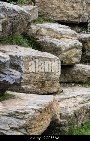 Blick auf eine Treppe aus riesigen Steinen im Park an einem sonnigen Tag Stockfoto