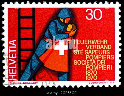 MOSKAU, RUSSLAND - 5. AUGUST 2021: In der Schweiz gedruckte Briefmarke zeigt die Rettung eines Kindes, Publicity Issue Serie, um 1970 Stockfoto