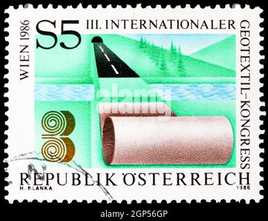 MOSKAU, RUSSLAND - 5. AUGUST 2021: In Österreich gedruckte Briefmarke zum 3. Internationalen Geotextil-Kongress, Wien, um 1986 Stockfoto