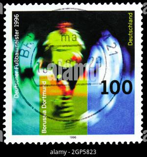 MOSKAU, RUSSLAND - 5. AUGUST 2021: In Deutschland gedruckte Briefmarke zeigt Match Scene, Club Borussia Dortmund um 1996 Stockfoto