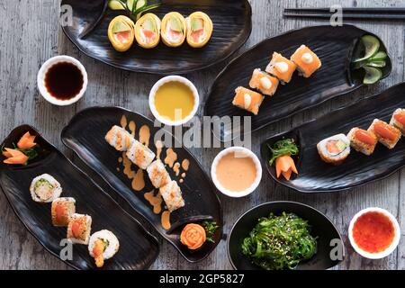 Sushi-Komposition, hohe Aussicht, kreatives modernes Konzept Stockfoto