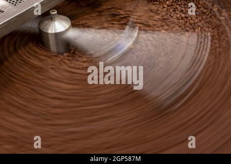 Ansicht von oben der Kaffeebohnen im röster Stockfoto