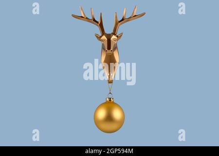 Creative Frohe Weihnachten und Neujahrskonzept. Goldener Hirschkopf mit Weihnachtskugel auf blauem Hintergrund. Minimales Design mit Kopierplatz. Grußkarte. Stockfoto