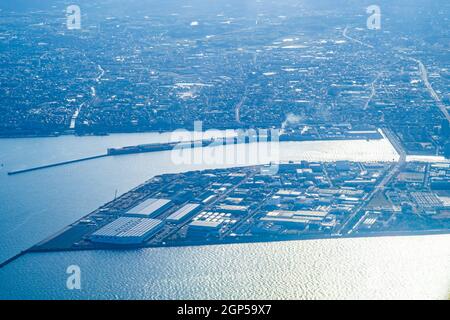 Die Skyline von Osaka vom Flugzeug aus gesehen. Drehort: Präfektur Osaka Stockfoto