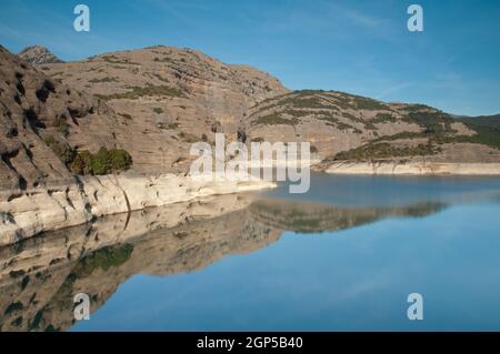 Stausee von Vadiello im Fluss Guatizalema. Naturpark der Berge und Canyons von Guara. Huesca. Aragon. Spanien. Stockfoto