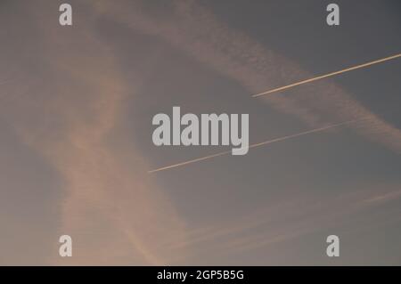 Flugzeuge und Kondensstreifen anderer Flugzeuge. Huesca. Aragon. Spanien. Stockfoto