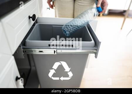 Flaschen-Papierkorb In Der Küche. Sortierung Von Kunststoffabfällen Stockfoto