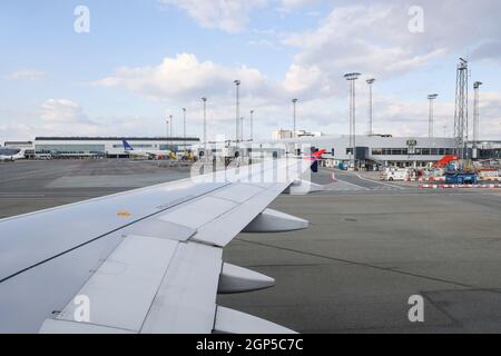 Blick vom Flugzeug von Atlantic Airways in Richtung Flughafen Kopenhagen Kastrup Terminal, Kopenhagen, Dänemark, Europa Stockfoto