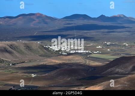 Blick auf die kleine Stadt Yaiza und den Nationalpark Timanfaya. Lanzarote, Kanarische Inseln, Spanien. Stockfoto