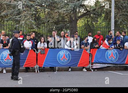 Paris, Frankreich, 28. September 2021. PSG-Fans warten darauf, dass das Team vor dem Spiel der UEFA Champions League im Le Parc des Princes, Paris, vor dem Stadion eintrifft. Bildnachweis sollte lauten: David Klein / Sportimage Kredit: Sportimage/Alamy Live News Stockfoto