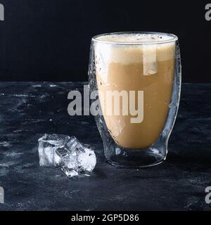 Eisgebrühter Kaffee im Glas mit Milchschaum und Eis Stockfoto