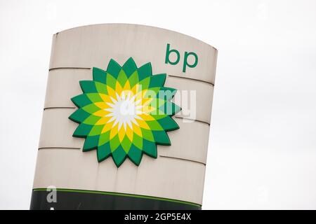 Allgemeine Ansicht GV einer BP Tankstelle an der Trinity Road, Tooting Bec, London. Stockfoto