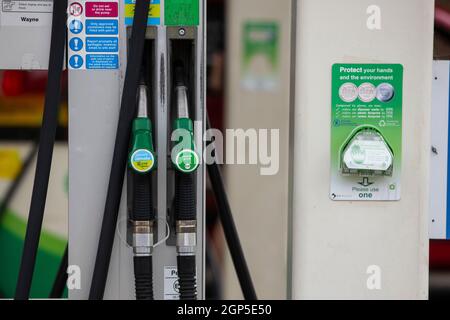 Allgemeine Ansicht GV einer BP Tankstelle an der Trinity Road, Tooting Bec, London. Stockfoto