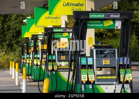 Geschlossene Pumpen an einer BP-Tankstelle am Flughafen Gatwick, wo seit drei Tagen kein Kraftstoff mehr verfügbar ist. Stockfoto