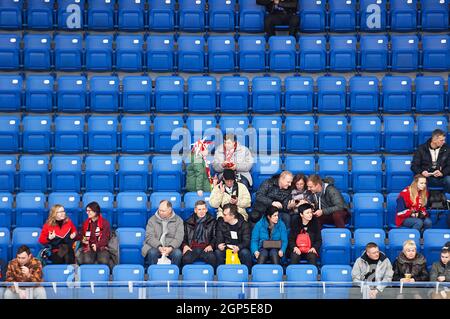 Podolsk, RUSSLAND - 25. JANUAR 2020: Unidentifizierte Zuschauer auf Tribüne kurz vor dem Eishockeyspiel Vityaz vs. Lokomotiv zur russischen KHL-Meisterschaft in Podolsk, Russland. Lokomotiv gewann 5:2 Stockfoto