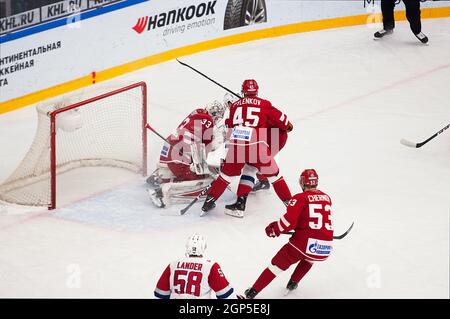 Podolsk, RUSSLAND - 25. JANUAR 2020: I. Ezhov (33) im Einsatz beim Eishockeyspiel Vityaz vs. Lokomotiv bei der russischen KHL-Meisterschaft in Podolsk, Russland. Lokomotiv gewann 5:2 Stockfoto