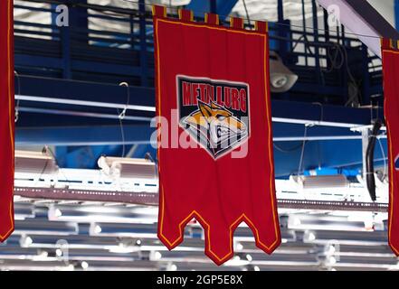 Podolsk, RUSSLAND - 25. JANUAR 2020: Wimpel der Metallurg-Mannschaft beim Eishockeyspiel Vityaz vs. Lokomotiv bei der russischen KHL-Meisterschaft in Podolsk, Russland. Lokomotiv gewann 5:2 Stockfoto