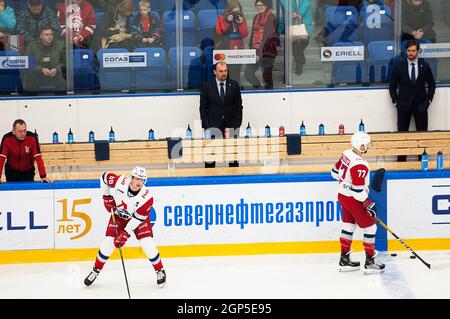 Podolsk, RUSSLAND - 25. JANUAR 2020: Wycheslav Uvayev, Coach, im Eishockeyspiel Vityaz vs. Lokomotiv zur russischen KHL-Meisterschaft in Podolsk, Russland. Lokomotiv gewann 5:2 Stockfoto