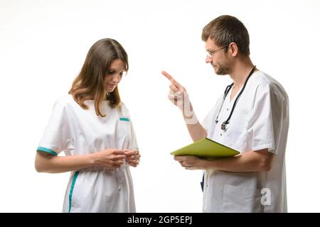 Arzt schimpft Praktikanten für schlechte Lernergebnisse Stockfoto