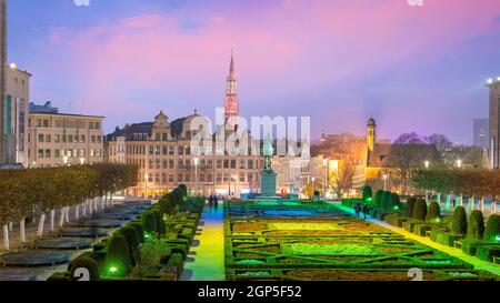 Brüsseler Stadtbild von Monts des Arts bei Dämmerung in Belgien Stockfoto