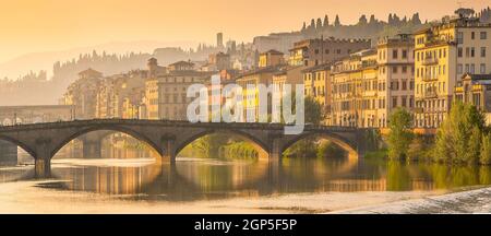 Florenz, Ponte alla Carraia mittelalterliche Brücke Wahrzeichen am Fluss Arno, Panorama bei Sonnenuntergang Stockfoto