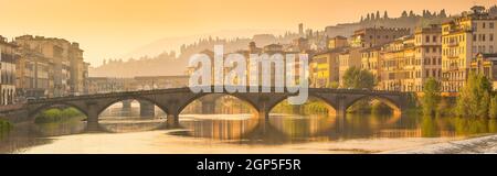 Florenz, Ponte alla Carraia mittelalterliche Brücke Wahrzeichen am Fluss Arno, Panorama bei Sonnenuntergang Stockfoto