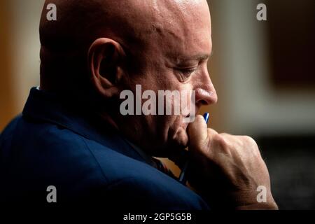 Washington, USA. September 2021. Senator Mark Kelly (D-AZ) hört am Dienstag, dem 28. September 2021, während einer Anhörung des Armed Services Committee des Senats im Dirksen Senate Office Gebäude in Washington zu. (Stefani Reynolds/Pool/Sipa USA) Quelle: SIPA USA/Alamy Live News Stockfoto