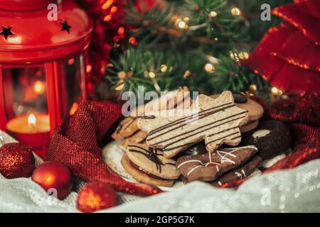 Verschiedene oder Art von leckeren, traditionellen weihnachtsbonbons und ein Dessert mit weihnachtsdekorationen als Hintergrund, Food-Konzept Stockfoto