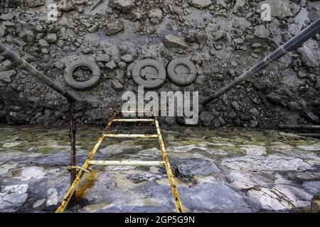 Detail der Treppe, um das Wasser in einem alten Laderampe zu erreichen Stockfoto