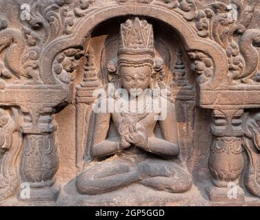 Gekrönten Buddha aus 9. Jahrhundert fand in Uttar Pradesh ausgesetzt nun im Indian Museum in Kalkutta, Westbengalen, Indien Stockfoto