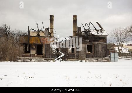 Verbranntes Holzhaus. Haus nach dem Feuer. Haus in einer Gasexplosion zerstört . Stockfoto