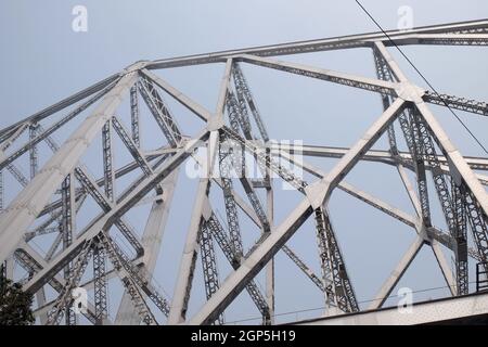 KALKUTTA, INDIEN - FEBRUAR 10: Die Howrah-Brücke ist jetzt Rabindra Setu über dem Fluss Hooghly, wo mehr als 100,000 Fahrzeuge und 150,000 Fußgänger überall zu sehen sind Stockfoto