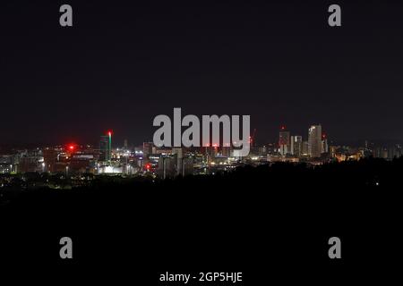 Das Stadtzentrum von Leeds bei Nacht von Middleton aus gesehen Stockfoto