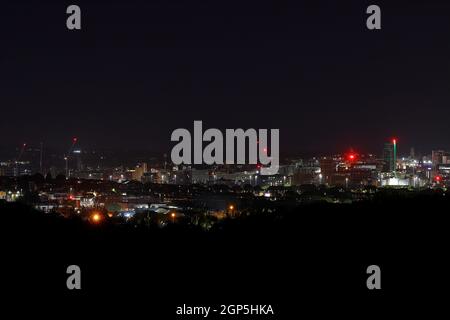 Das Stadtzentrum von Leeds bei Nacht von Middleton aus gesehen Stockfoto