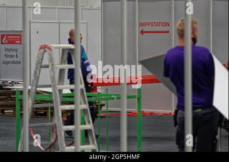 Köln, Deutschland. September 2021. Arbeiter demontieren Trennwände im Kölner Impfzentrum in einer Ausstellungshalle. Quelle: Henning Kaiser/dpa/Alamy Live News Stockfoto