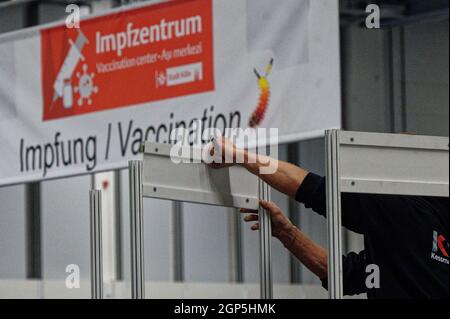 Köln, Deutschland. September 2021. In einer Ausstellungshalle des Impfzentrums Köln zerlegt ein Arbeiter Trennwände. Quelle: Henning Kaiser/dpa/Alamy Live News Stockfoto