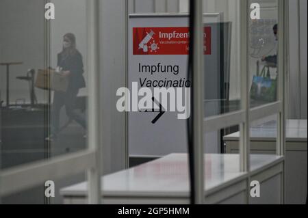 Köln, Deutschland. September 2021. Ein Mitarbeiter trägt nach der Schließung im Kölner Impfzentrum einen Karton. Quelle: Henning Kaiser/dpa/Alamy Live News Stockfoto