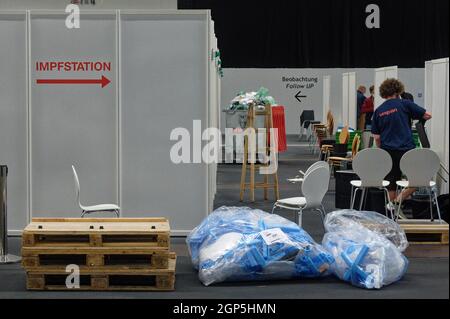 Köln, Deutschland. September 2021. In einer Ausstellungshalle des Impfzentrums Köln tragen Arbeiter die Einrichtung von den Impfkabinen. Quelle: Henning Kaiser/dpa/Alamy Live News Stockfoto