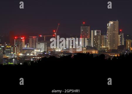 Das Stadtzentrum von Leeds bei Nacht von Middleton aus gesehen Stockfoto