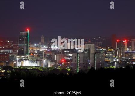 Das Stadtzentrum von Leeds bei Nacht von Middleton aus gesehen Stockfoto